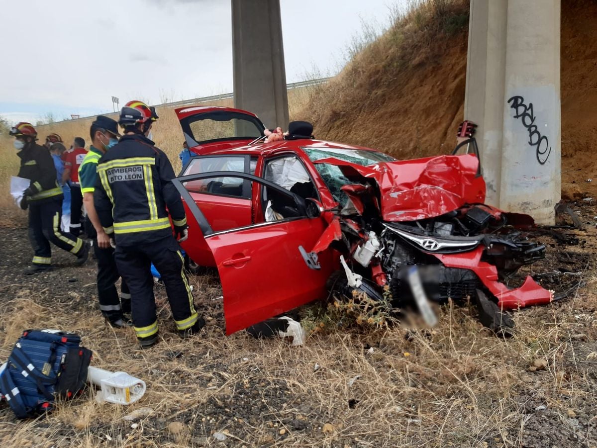 El accidente ha tenido lugar en torno a las 12:09 horas y ha sido necesaria la intervección de los Bomberos de León para excarcelar a la víctima