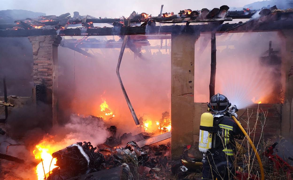 Uno de los inmuebles quedó completamente arrasado. 