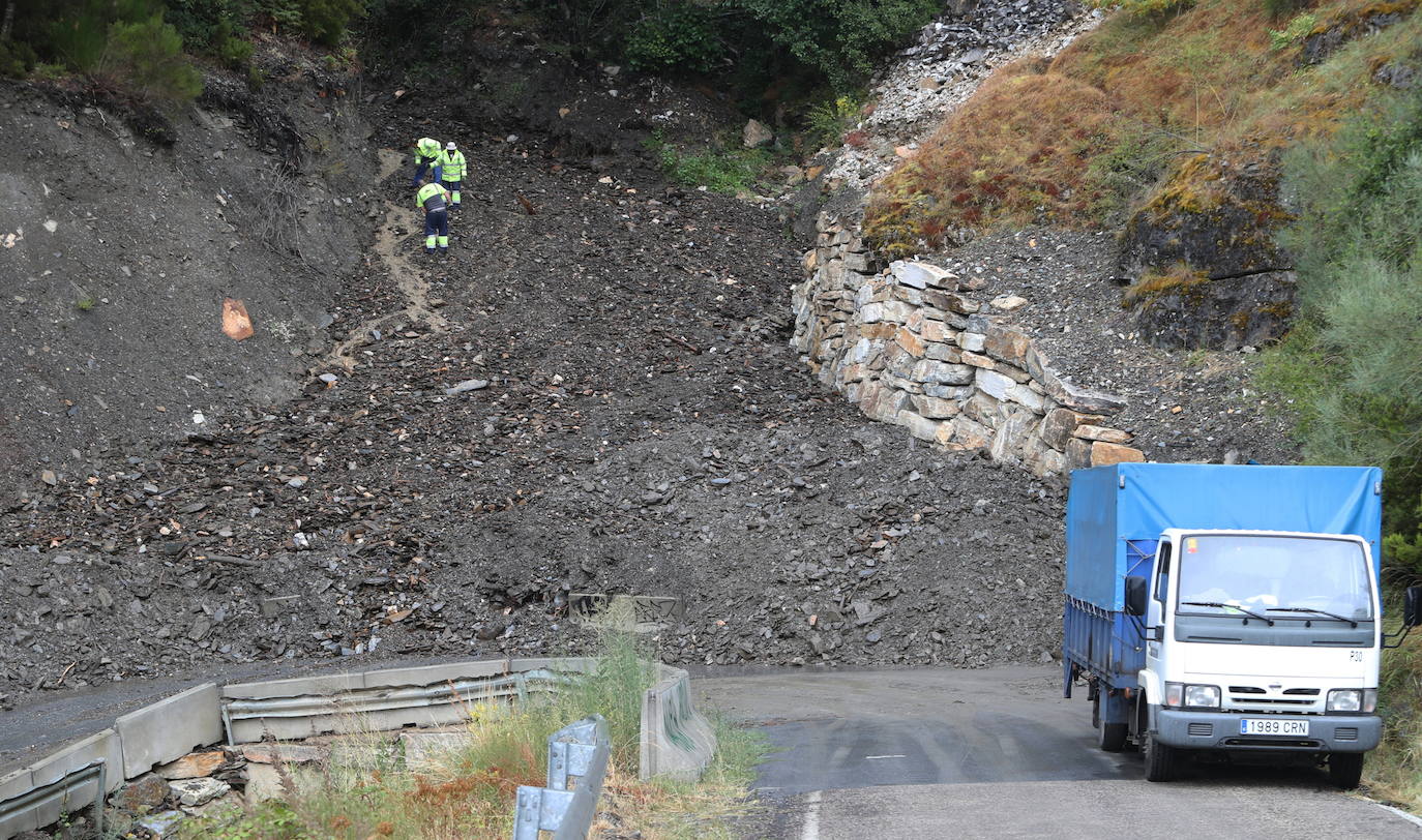 Fotos: La carretera a Peñalba de Santiago, cortada