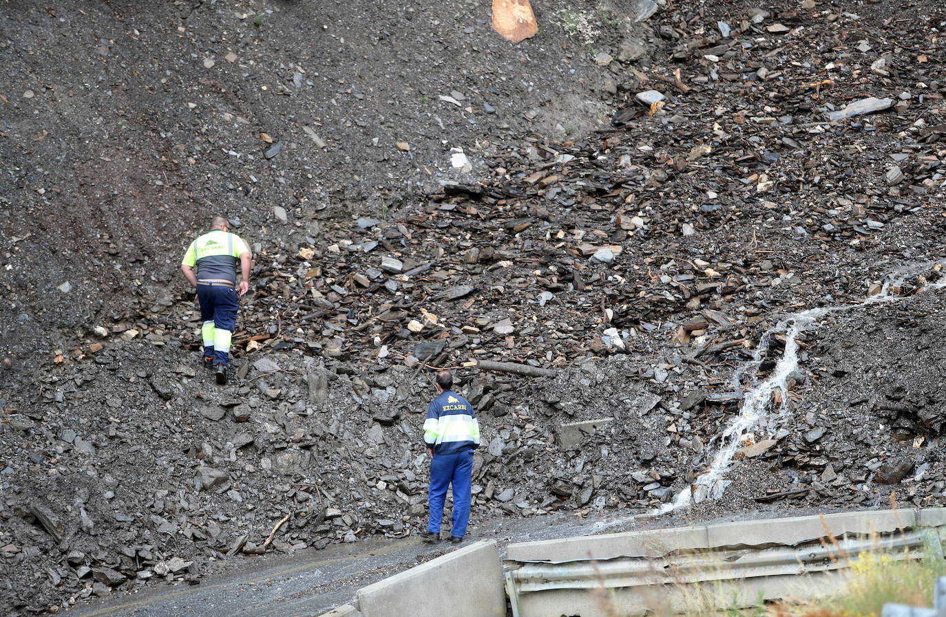 Fotos: La carretera a Peñalba de Santiago, cortada