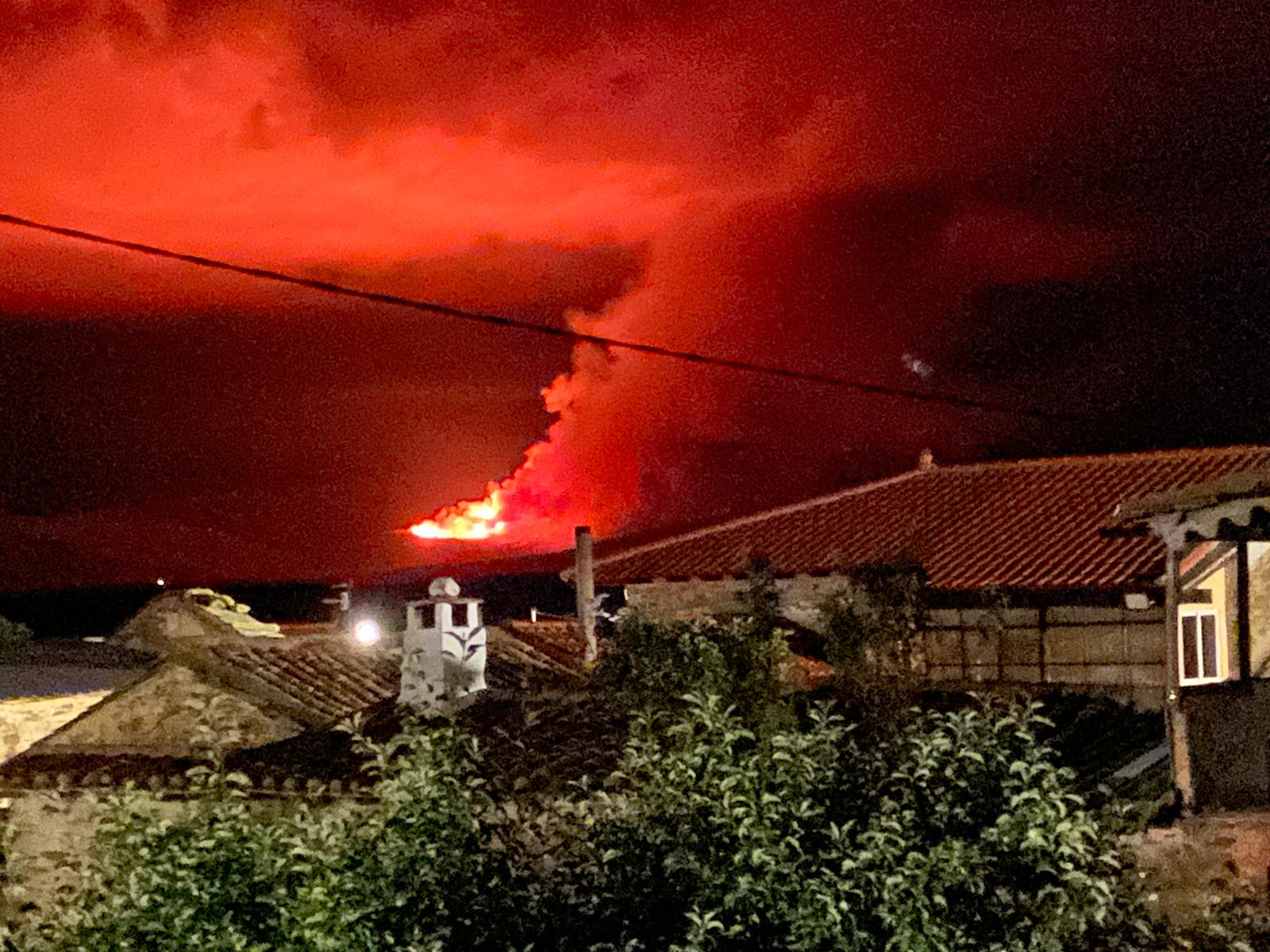 Imágenes del incendio forestal del campo de tiro y maniobras militares del Teleno visto desde el pueblo de Lagunas de Somoza.