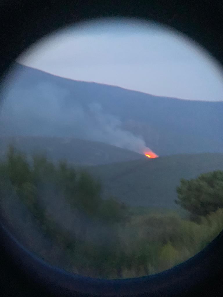 Imágenes del incendio forestal del campo de tiro y maniobras militares del Teleno visto desde el pueblo de Lagunas de Somoza.