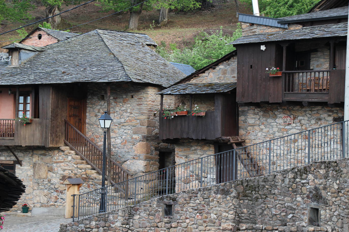 El Consorcio Provincial de Turismo y Leonoticias realizan un recorrido por tierras bercianas para conocer Las Médulas, el monasterio de Carracedo y Villafranca del Bierzo