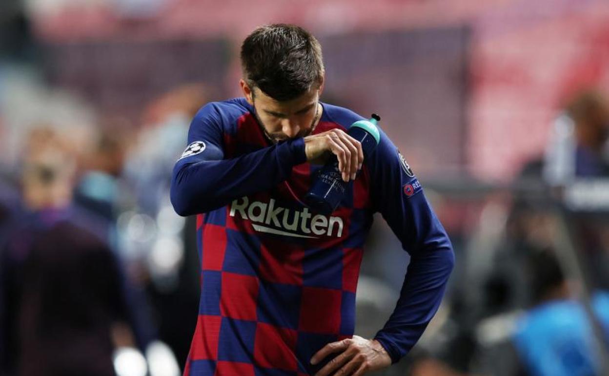 Gerard Piqué, hundido tras la derrota ante el Bayern. 