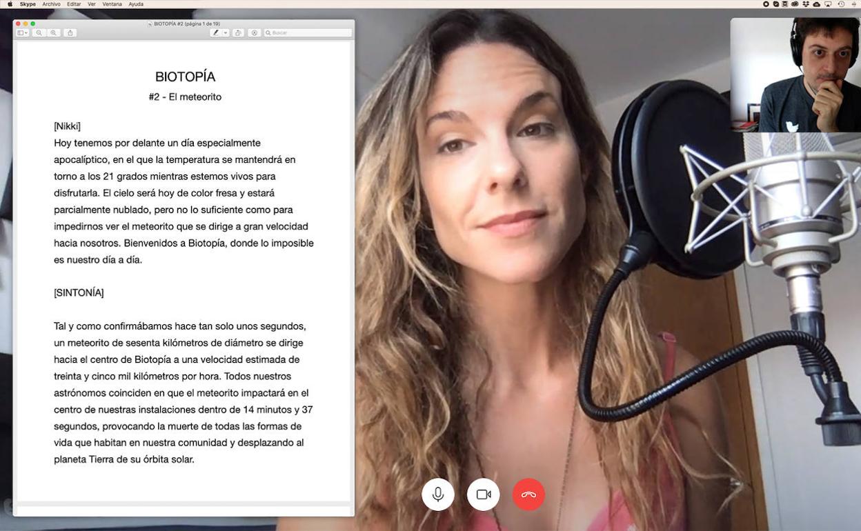 Nikki García, presentadora de 'Biotopia', y su creador, Manel Bartual sobre imágenes web de la colonia científica de la serie. 