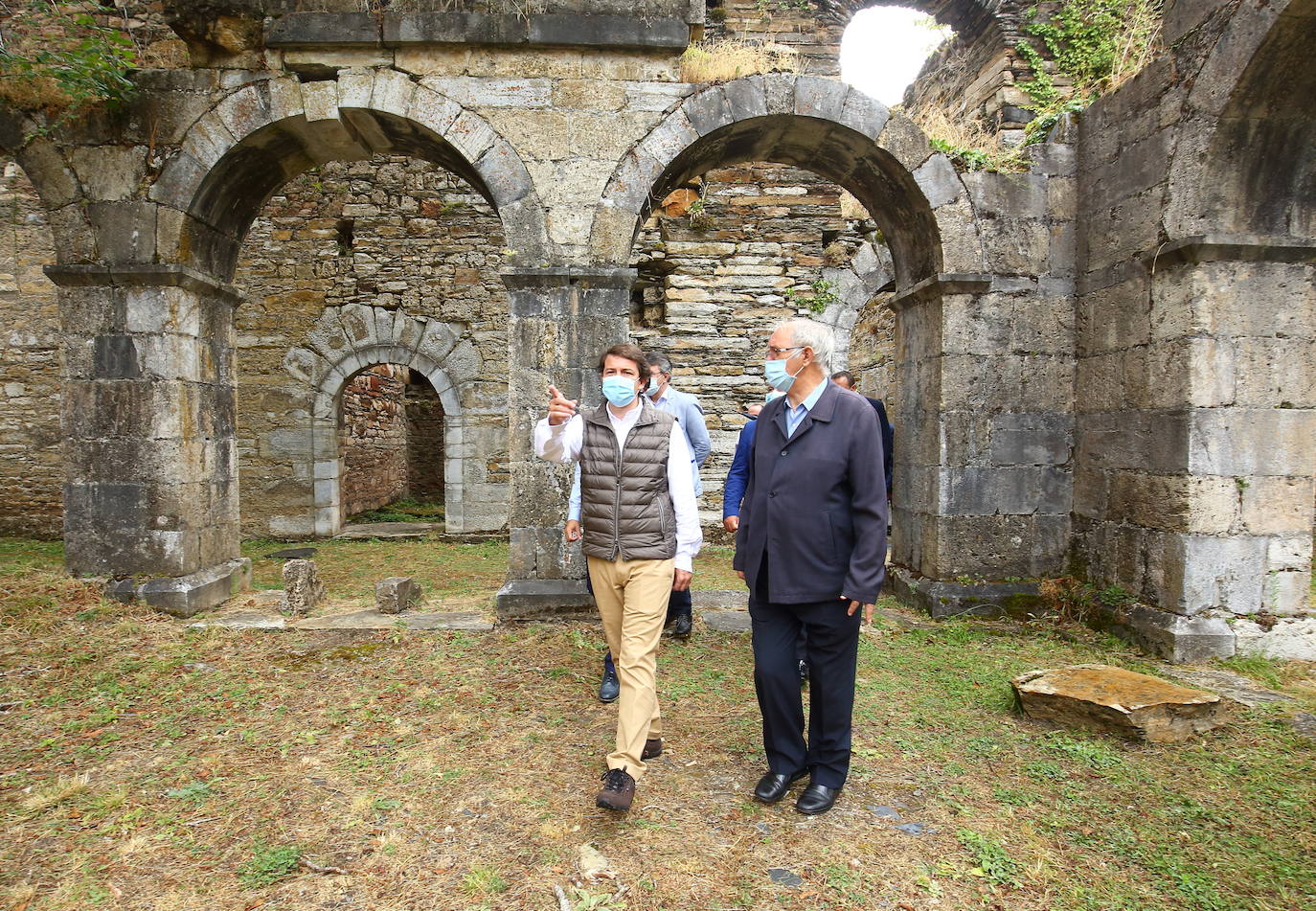 El presidente de la Junta de Castilla y León, Alfonso Fernández Mañueco, visita la Tebaida berciana y la localidad de Montes de Valduez