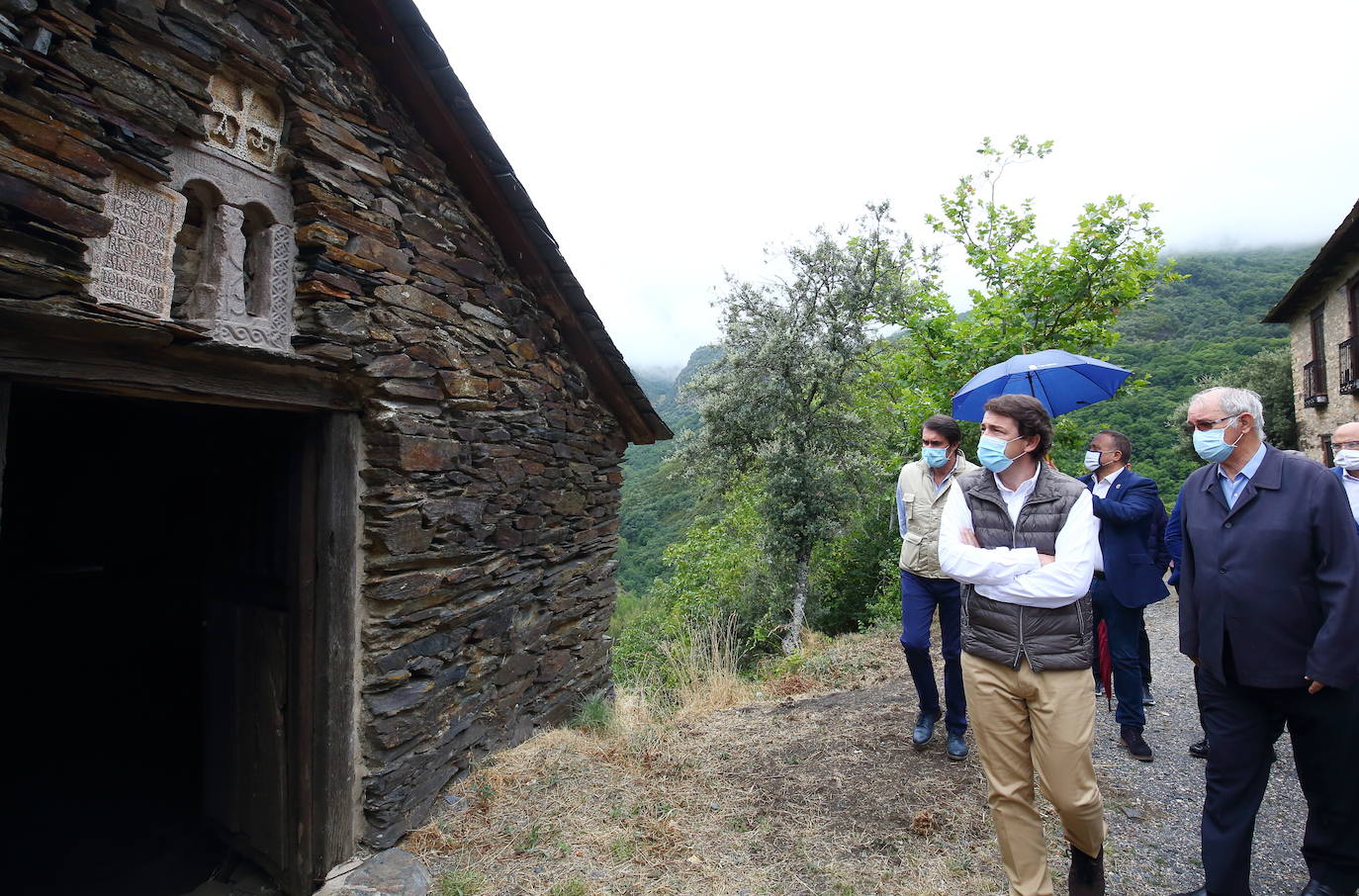El presidente de la Junta de Castilla y León, Alfonso Fernández Mañueco, visita la Tebaida berciana y la localidad de Montes de Valduez