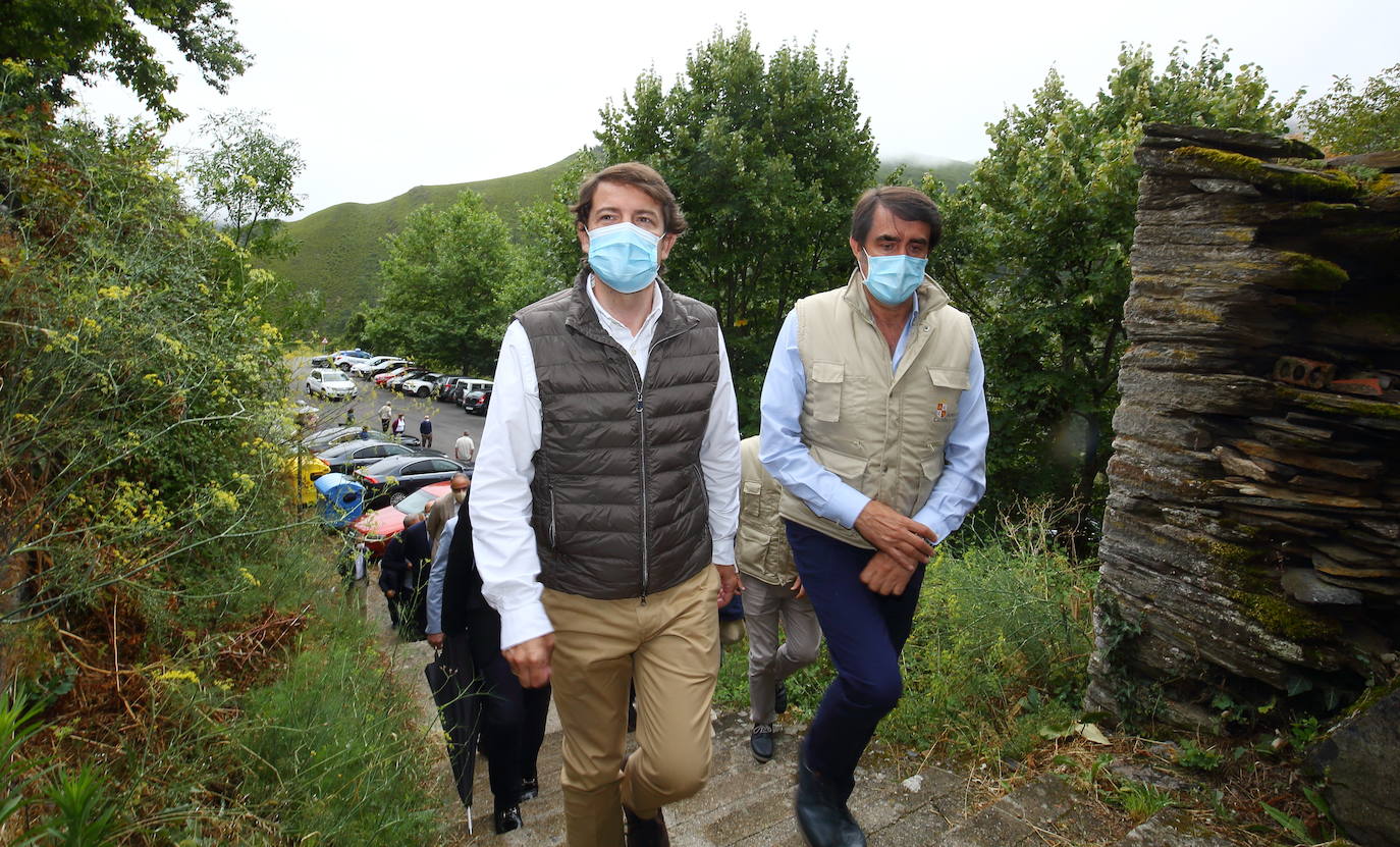 El presidente de la Junta de Castilla y León, Alfonso Fernández Mañueco, visita la Tebaida berciana y la localidad de Montes de Valduez