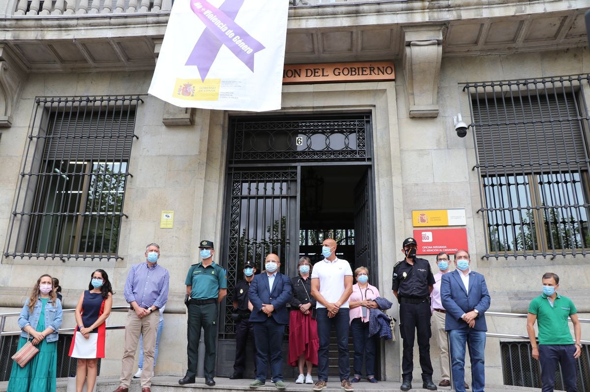 Fotos: Minuto de silencio por la víctima de violencia de género en La Granja (Segovia)