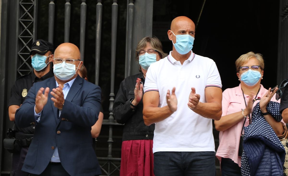 Fotos: Minuto de silencio por la víctima de violencia de género en La Granja (Segovia)