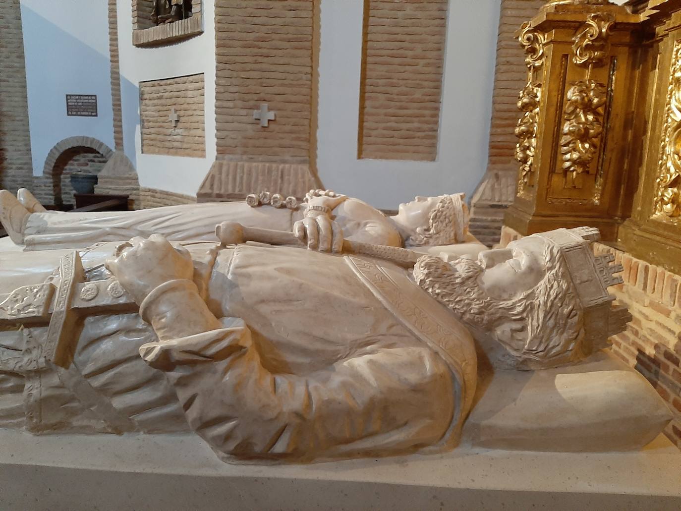 Las dos esculturas en la capilla. 