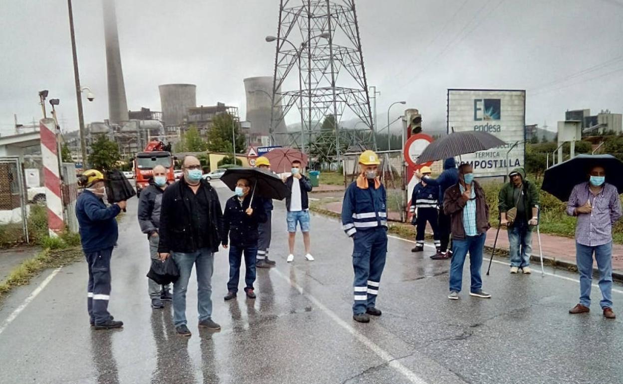 Concentración de los trabajadores de Nervion este martes.