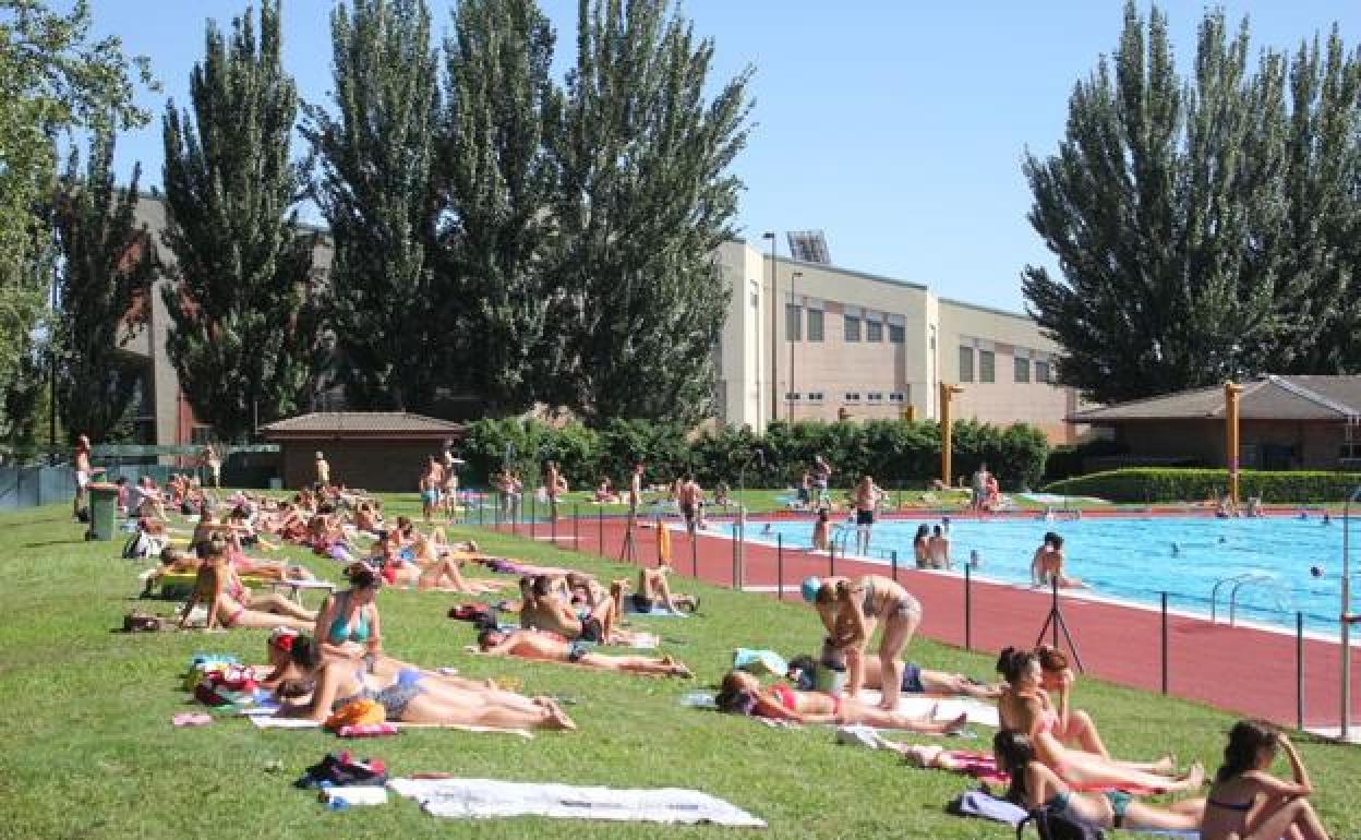 Bañistas en la piscina de Sáenz de Miera, en una imagen de archivo. 