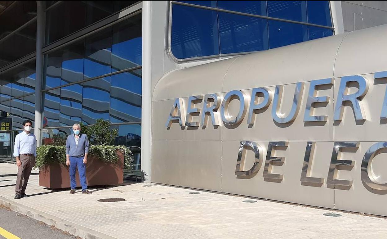 Ángel Rubal y Matías Llorente, en el Aeropuerto de León.