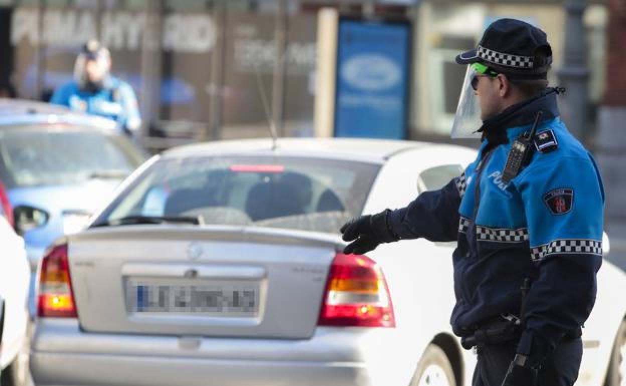 Un agente de la Policía Local de León. 