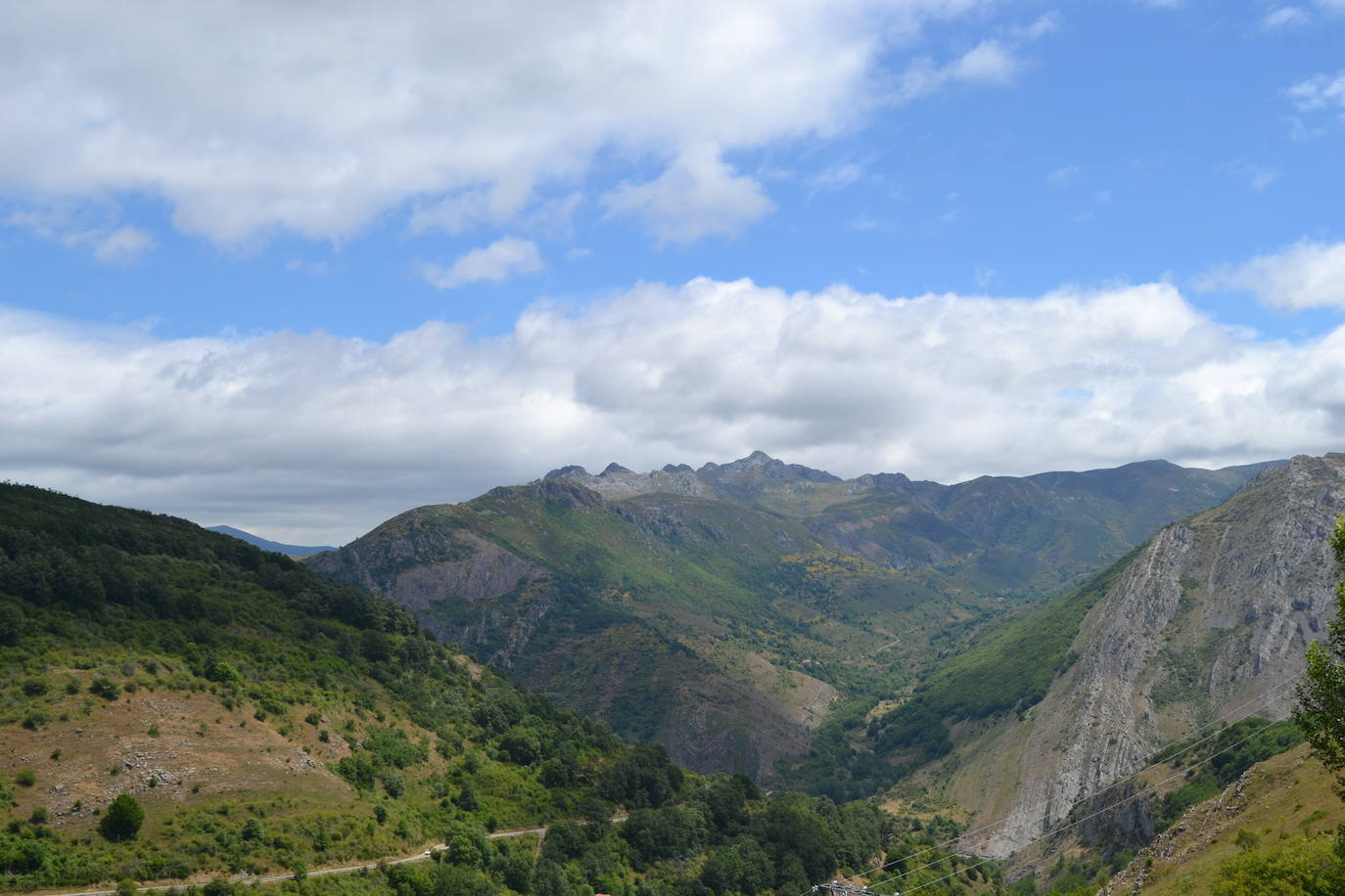 El Consorcio Provincial de Turismo y Leonoticias realizan un recorrido por estas tierras Reserva de la Biosfera para mostrar lugares de ensueño donde la naturaleza construye unos parajes espectaculares, cargados de tradición, gastronomía y cultura