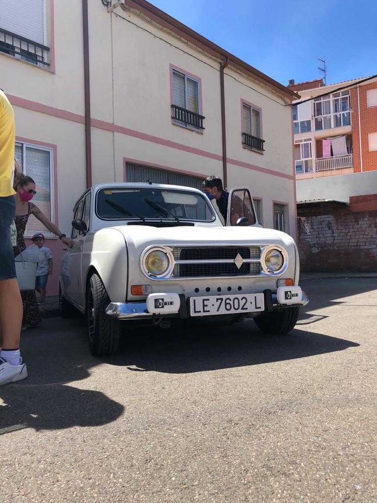 Los coches clásicos reinan en Santa María. 