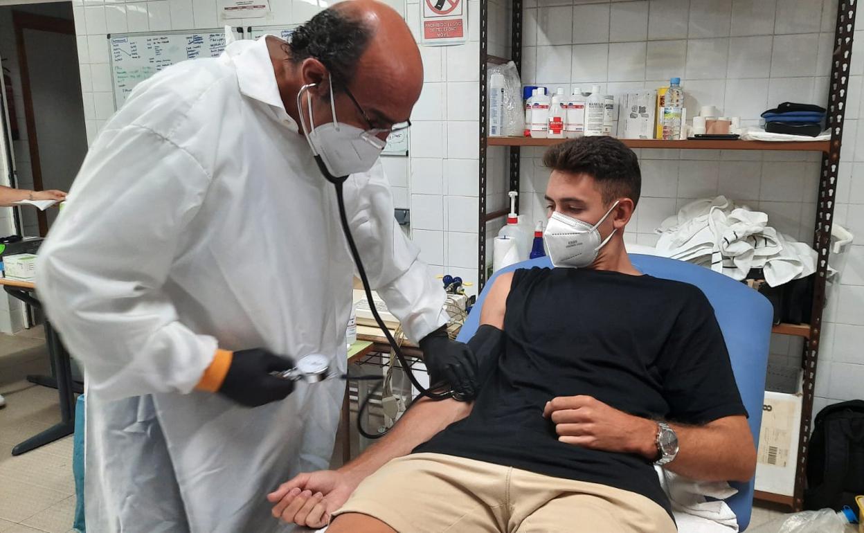 Tests y pruebas físicas son la norma de la primera jornada de vuelta al trabajo. 