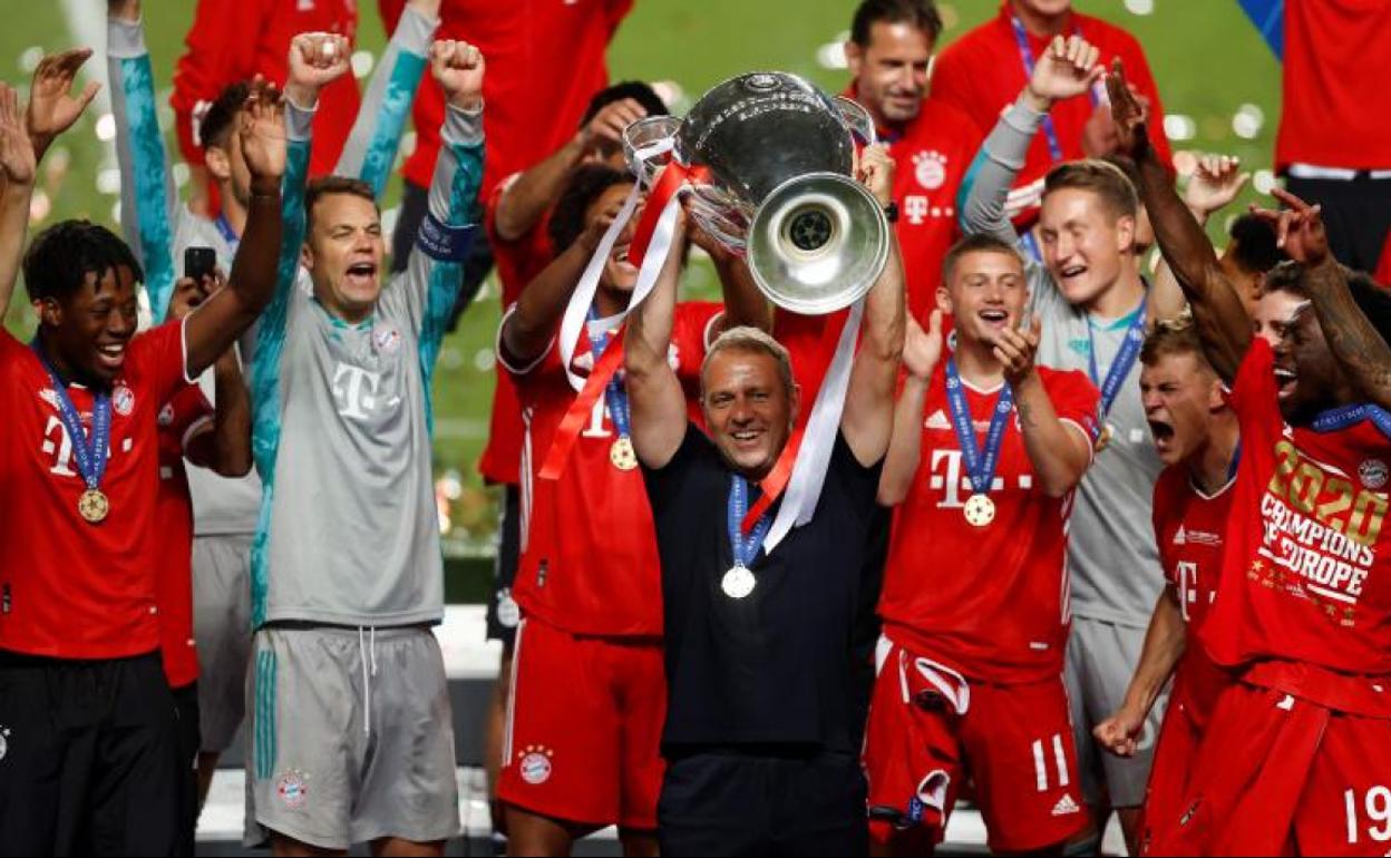 Hans-Dieter Flick levanta la Copa de Europa en el estadio Da Luz en Lisboa. 