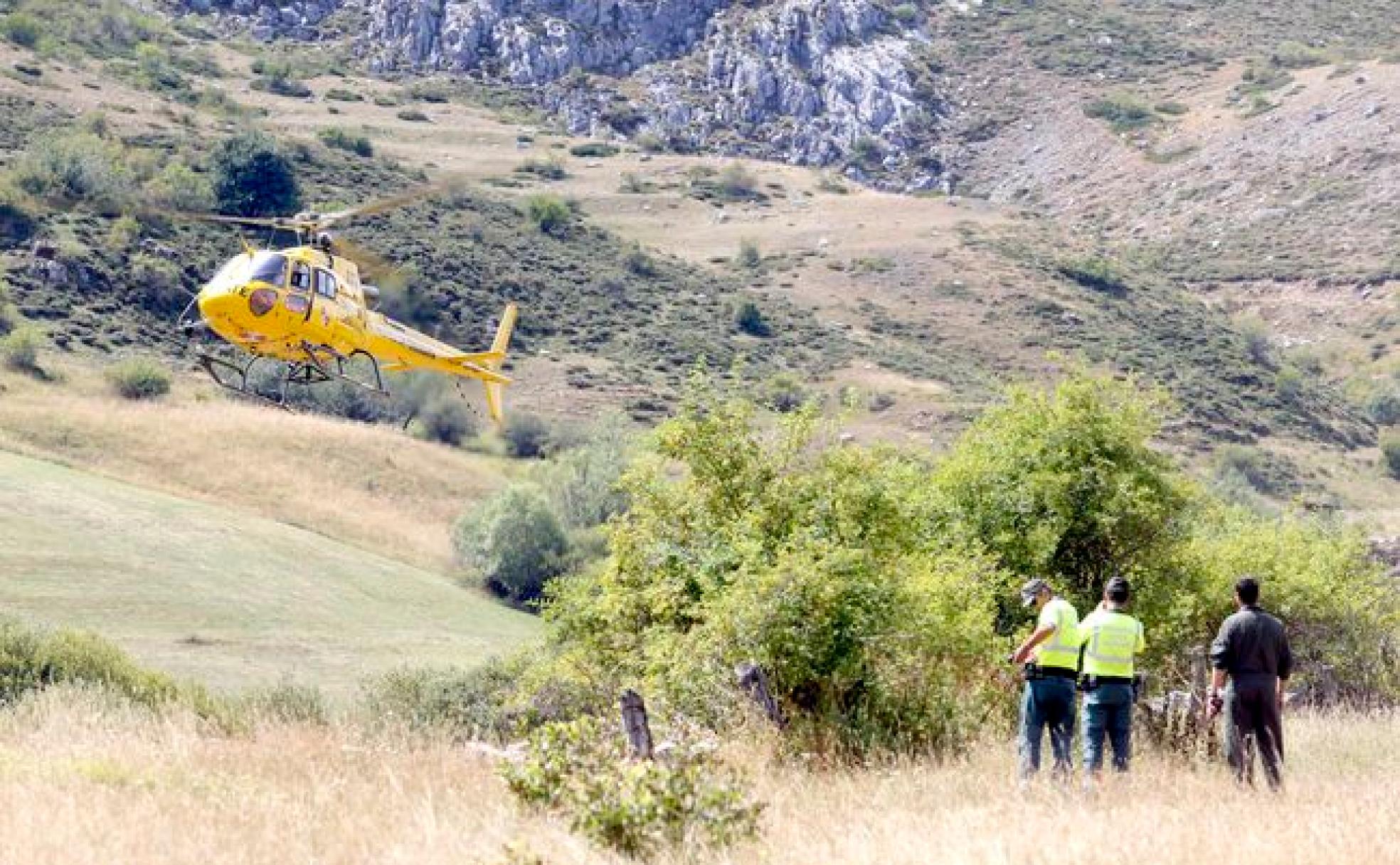 Imagen de un helicóptero que acudió al rescate de los guardias civiles. 