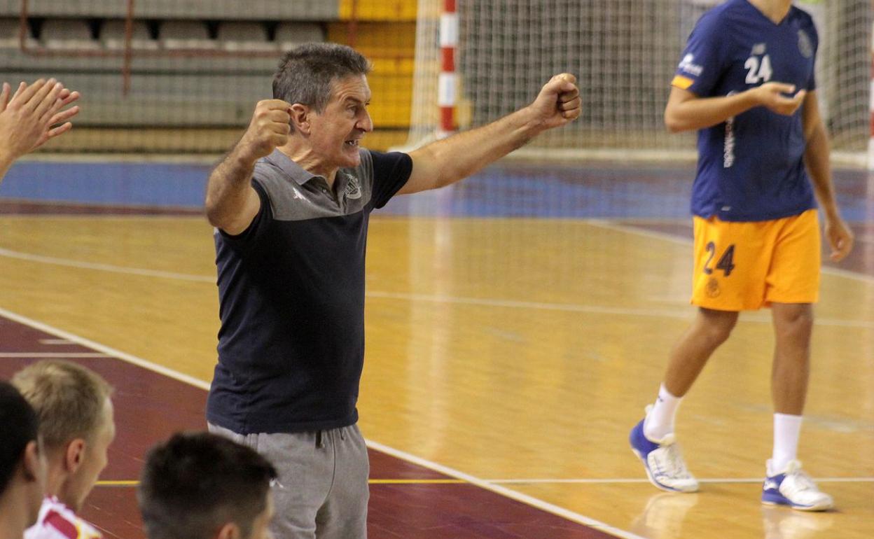 Manolo Cadenas celebra un gol durante un partido.