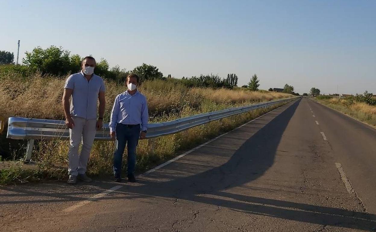 Barreras colocadas en la LE-6502, entre San Martín del Camino y Mansilla del Páramo, por Bustillo.