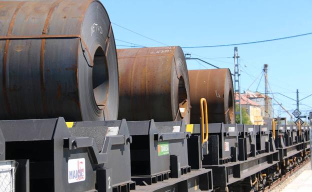 Bobinas de acero en el apeadero provisional de Villadangos. 