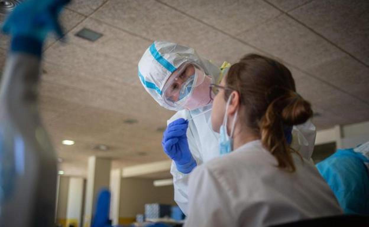 Una mujer se somete a una PCR. 