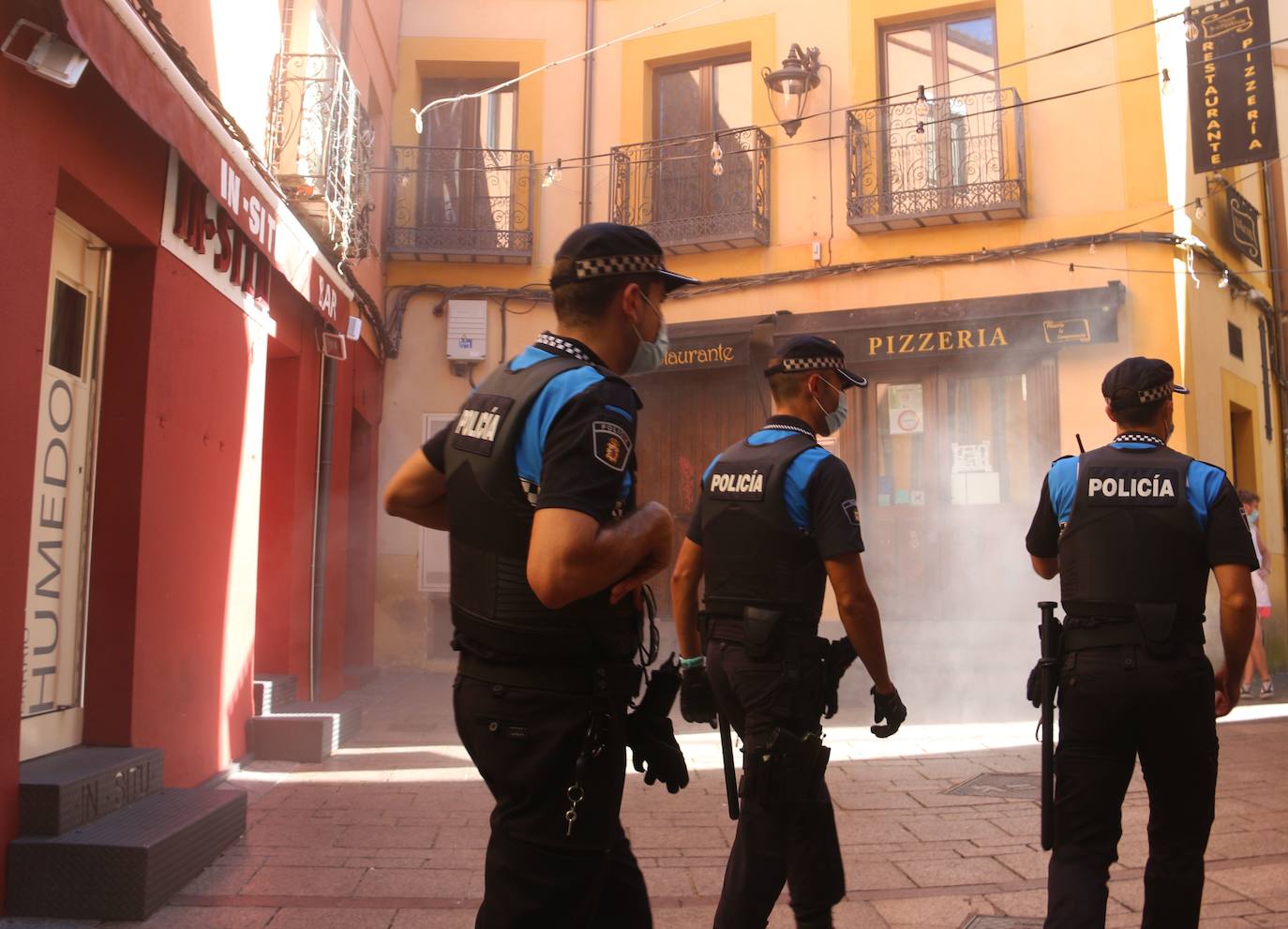 Fotos: Intervención de Bomberos y Policía Local de León en la plaza Matasiete