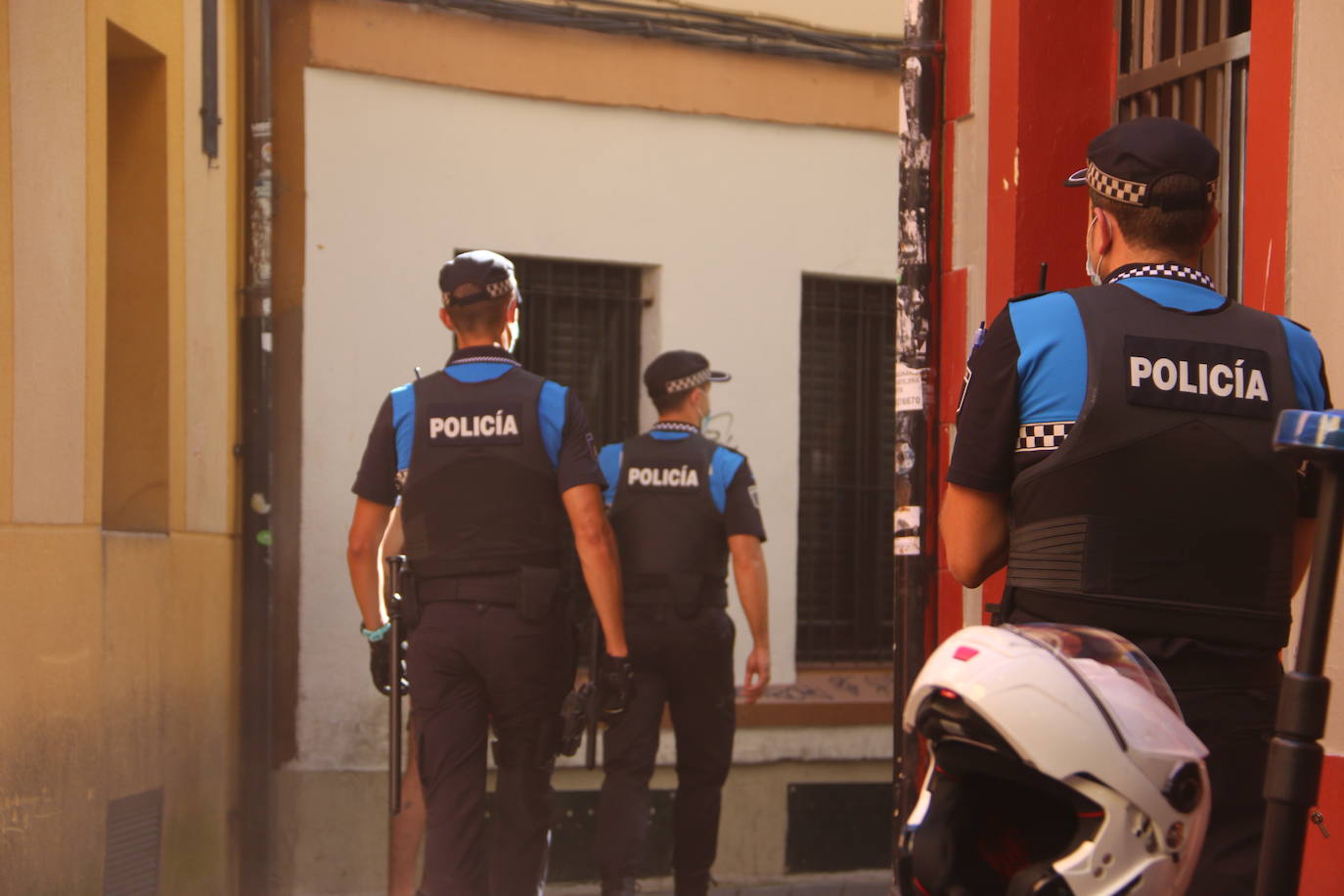 Fotos: Intervención de Bomberos y Policía Local de León en la plaza Matasiete