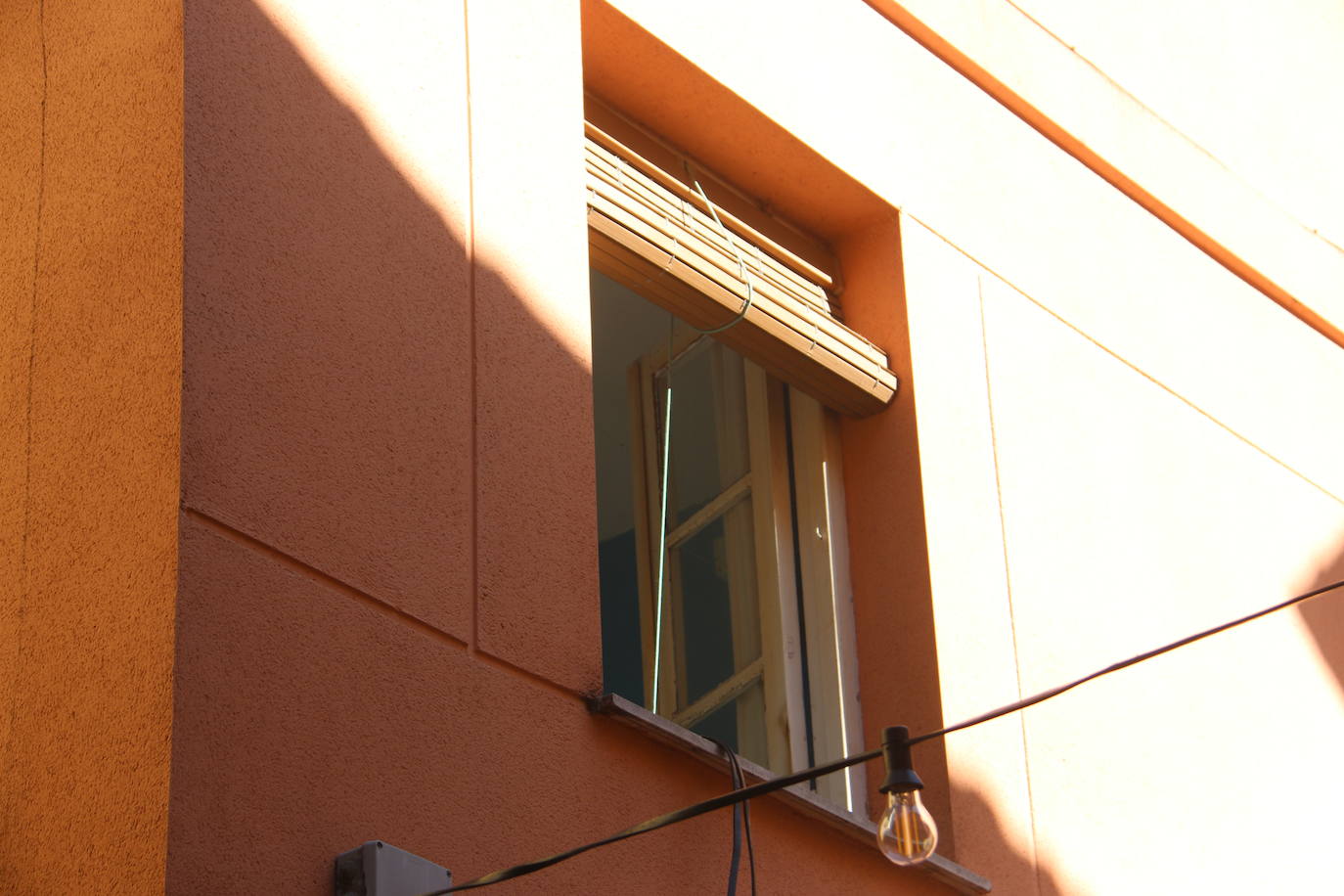 Fotos: Intervención de Bomberos y Policía Local de León en la plaza Matasiete