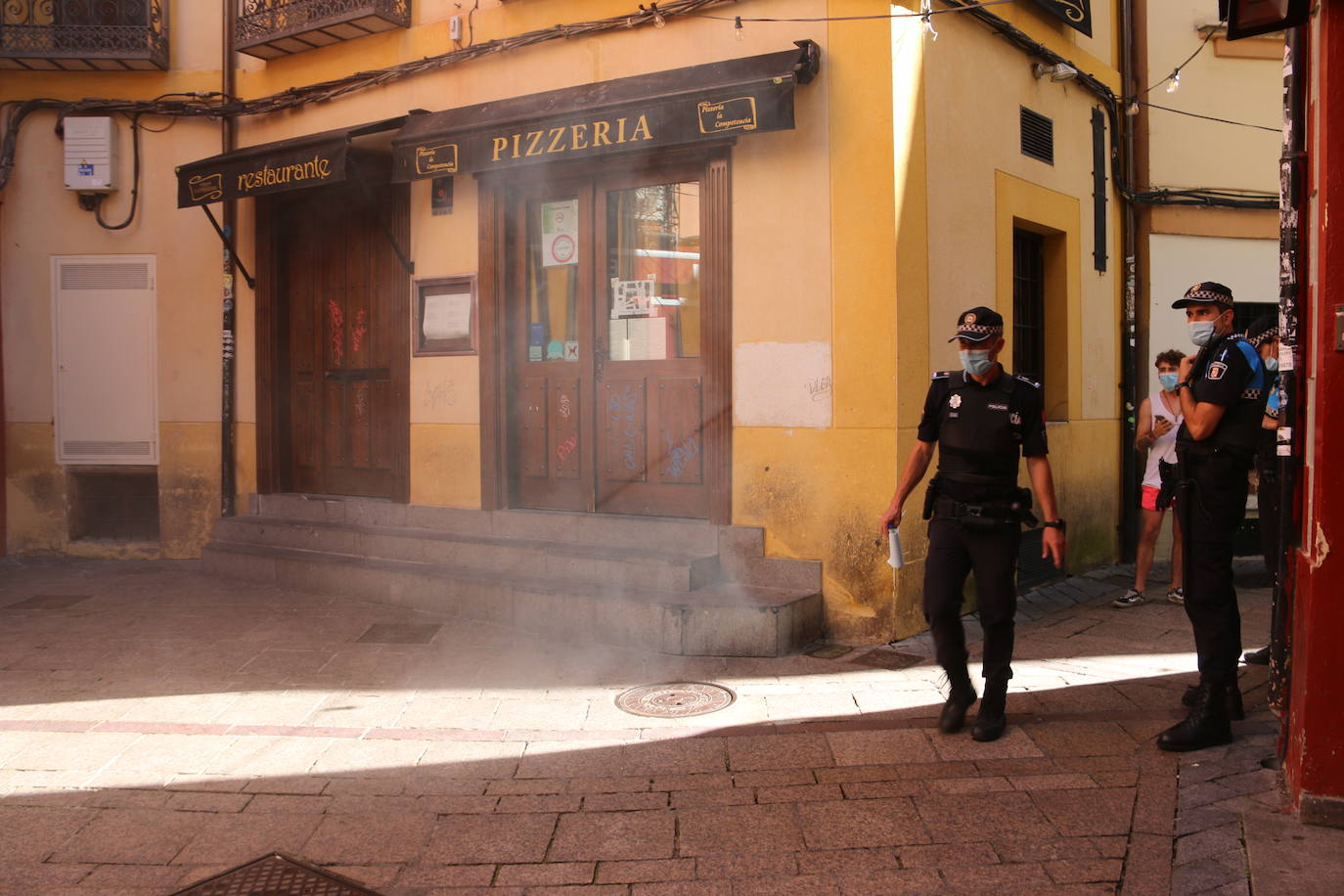 Fotos: Intervención de Bomberos y Policía Local de León en la plaza Matasiete
