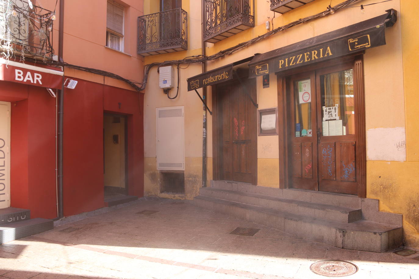 Fotos: Intervención de Bomberos y Policía Local de León en la plaza Matasiete
