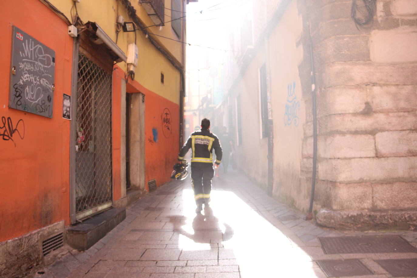 Fotos: Intervención de Bomberos y Policía Local de León en la plaza Matasiete