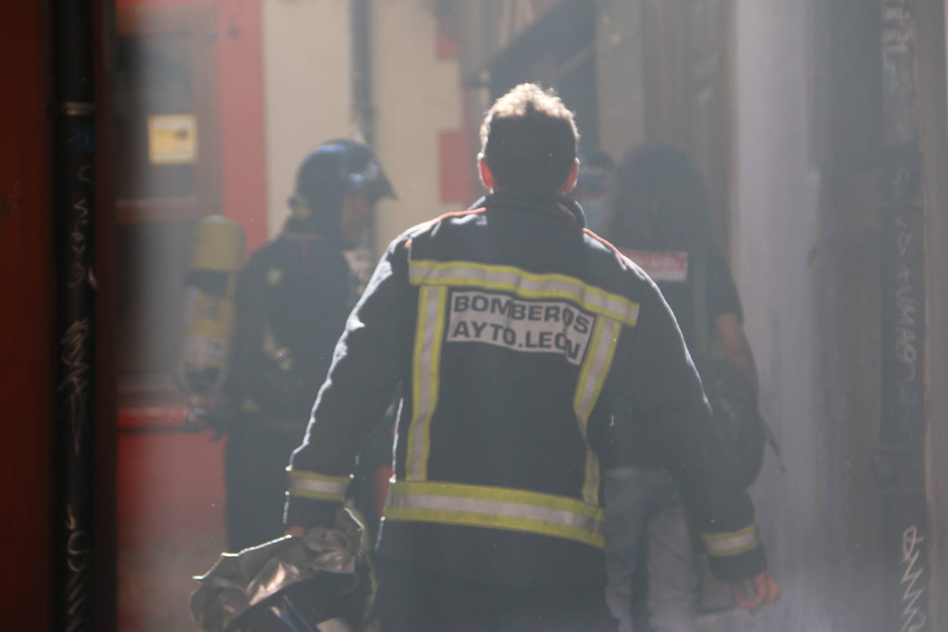 Fotos: Intervención de Bomberos y Policía Local de León en la plaza Matasiete