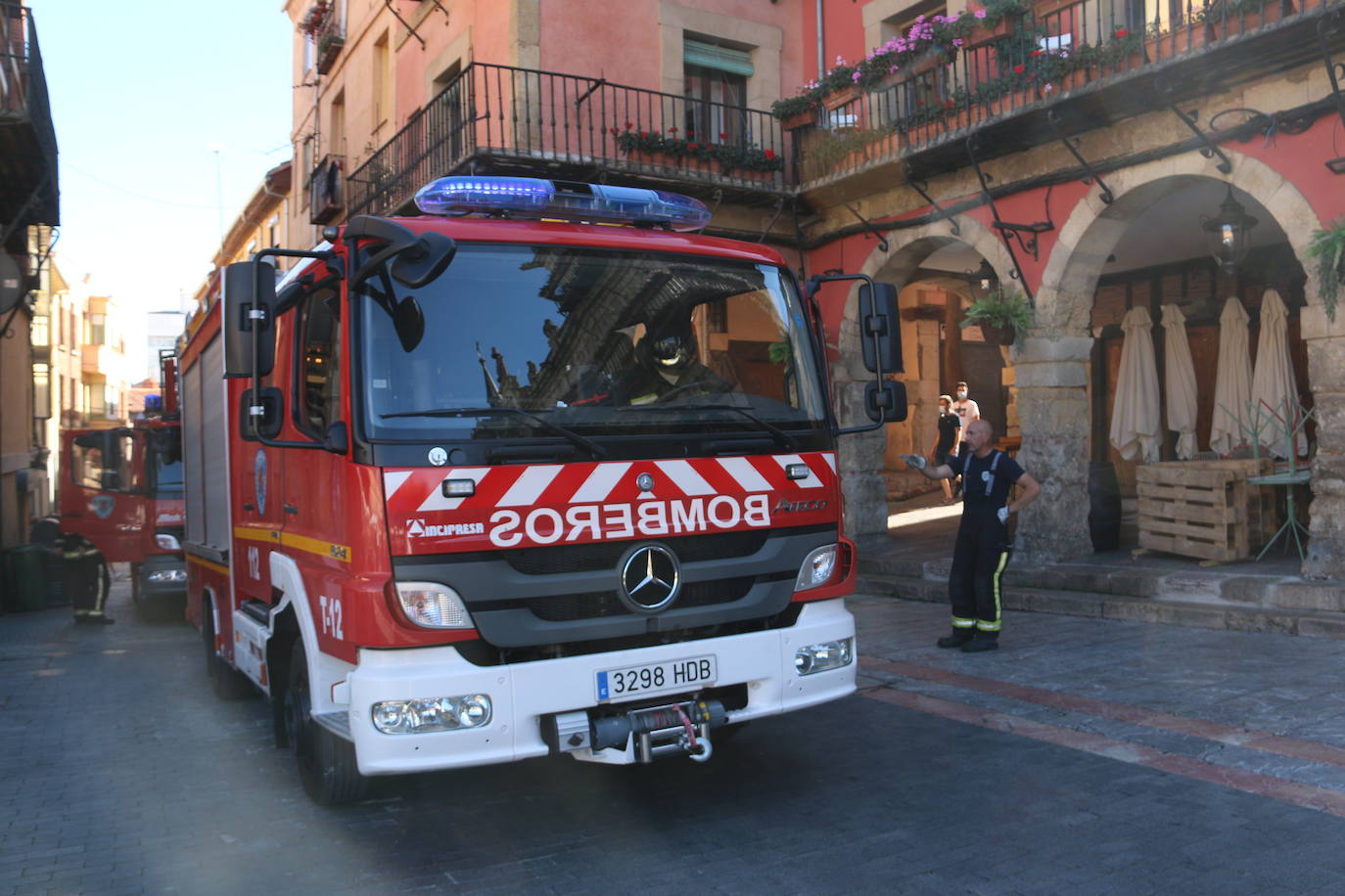 Fotos: Intervención de Bomberos y Policía Local de León en la plaza Matasiete