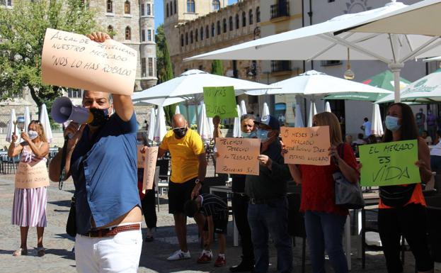 Los vendedores ambulantes protestaron en la Plaza de San Marcelo. 