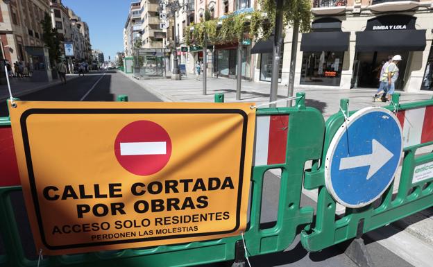 Imagen. Inicio de las obras de peatonalización en la avenida de Ordoño II 