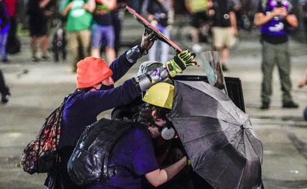 Manifestantes se encaran con agentes antidisturbios durante unas de las manifestaciones celebradas por el tiroteo policial a Jacob Blake.