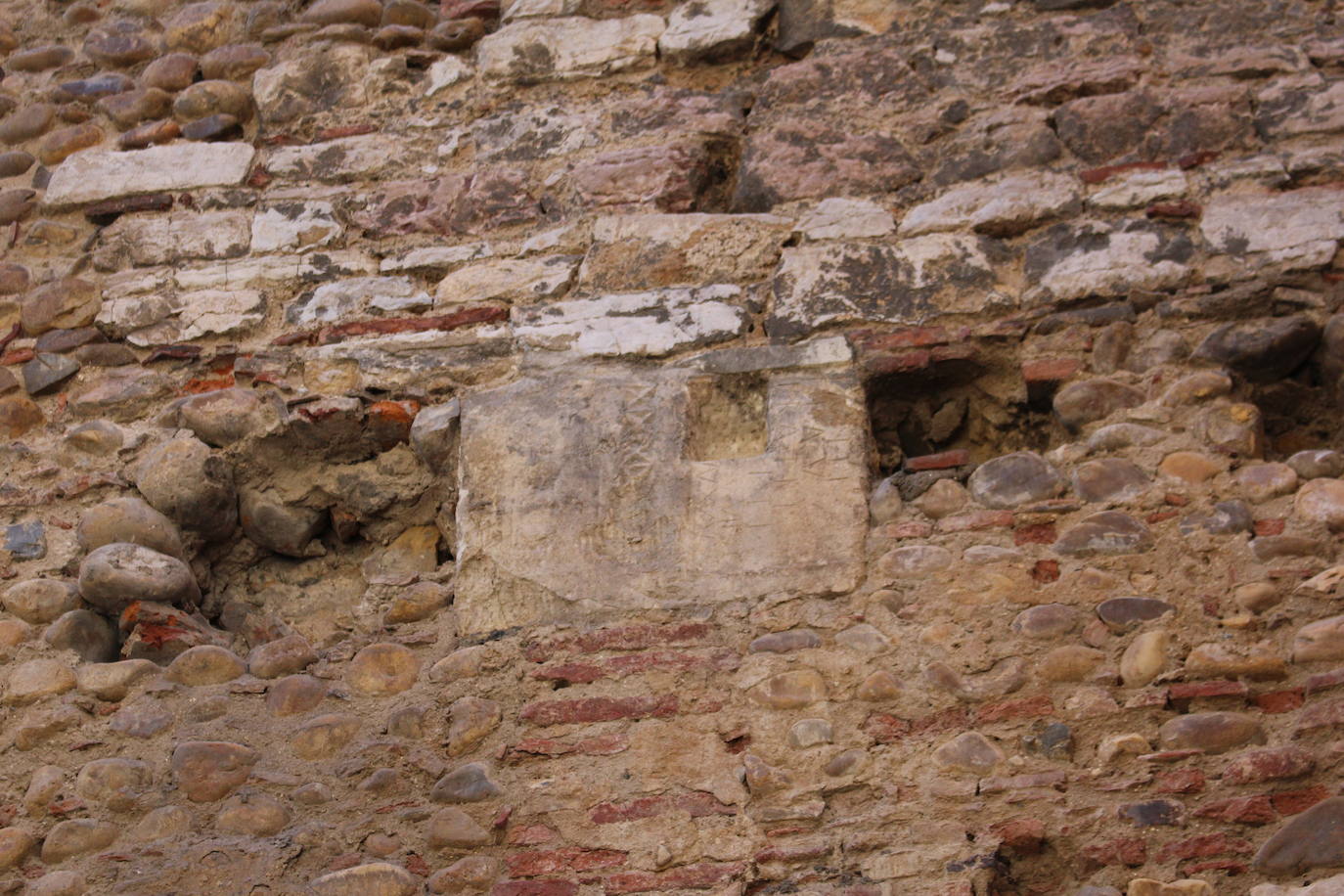 Una de las lápidas aparecidas en la muralla. 