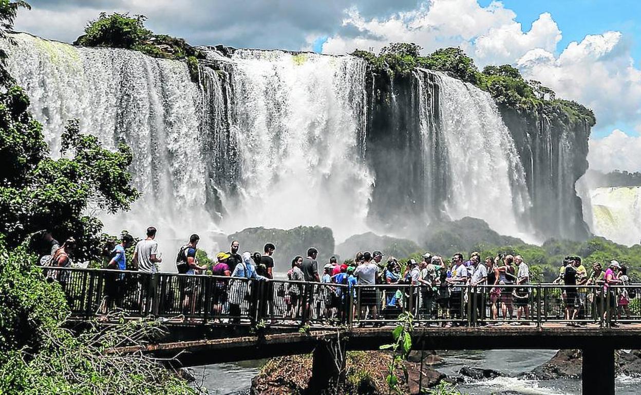 Los turistas visitan las cataratas del Iguazú.