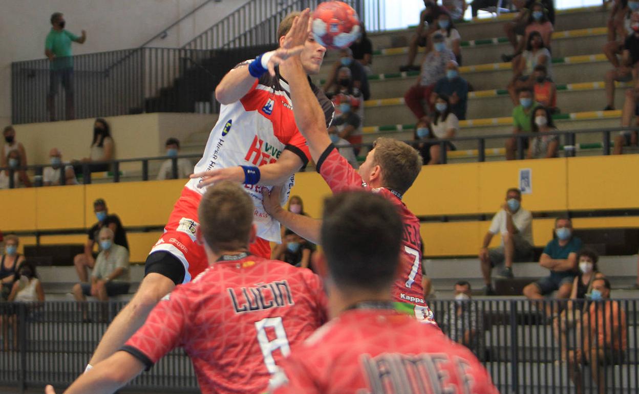 Lucin y Kisselev, en labores defensivas en el último amistoso ante Nava.