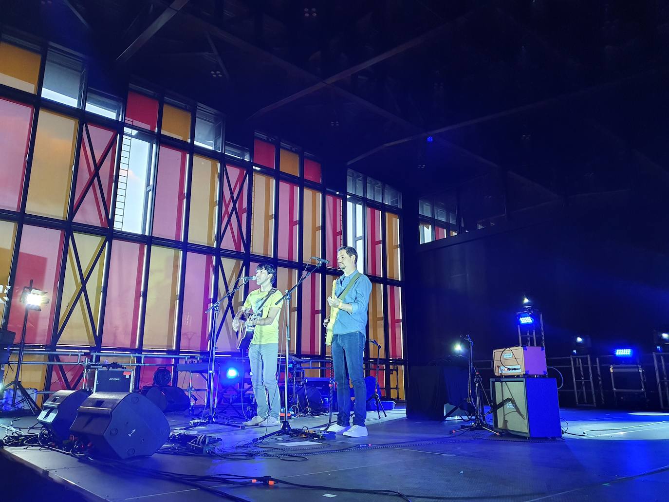 El artista madrileño presentó su nuevo espectáculo en acústico perfectamente adaptado a la nueva normalidad en un Palacio de Exposiciones que rozó el lleno