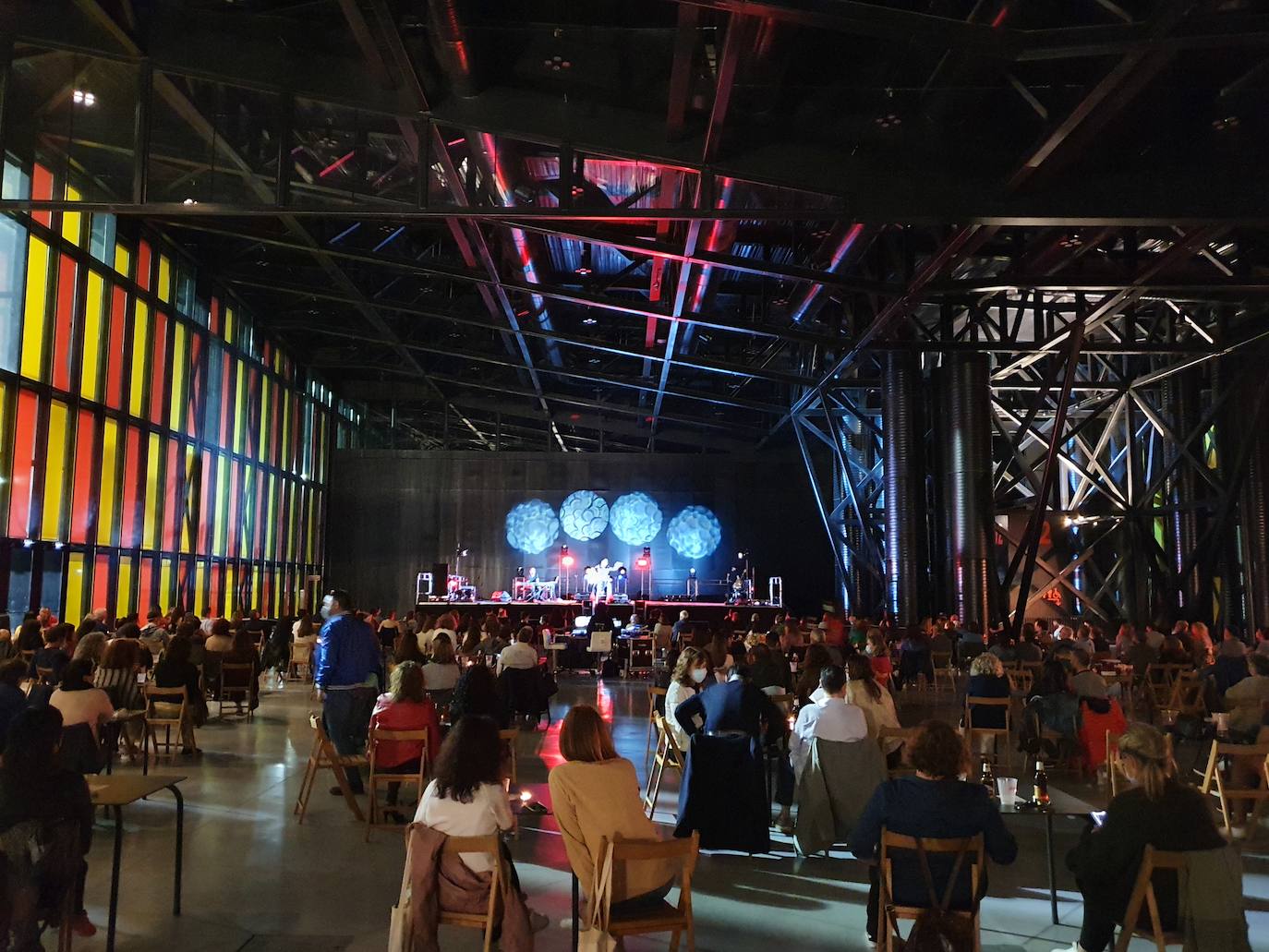 El artista madrileño presentó su nuevo espectáculo en acústico perfectamente adaptado a la nueva normalidad en un Palacio de Exposiciones que rozó el lleno