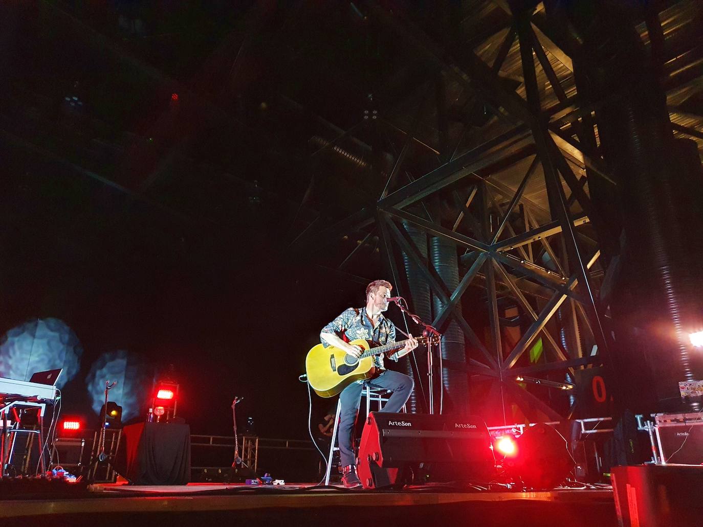 El artista madrileño presentó su nuevo espectáculo en acústico perfectamente adaptado a la nueva normalidad en un Palacio de Exposiciones que rozó el lleno