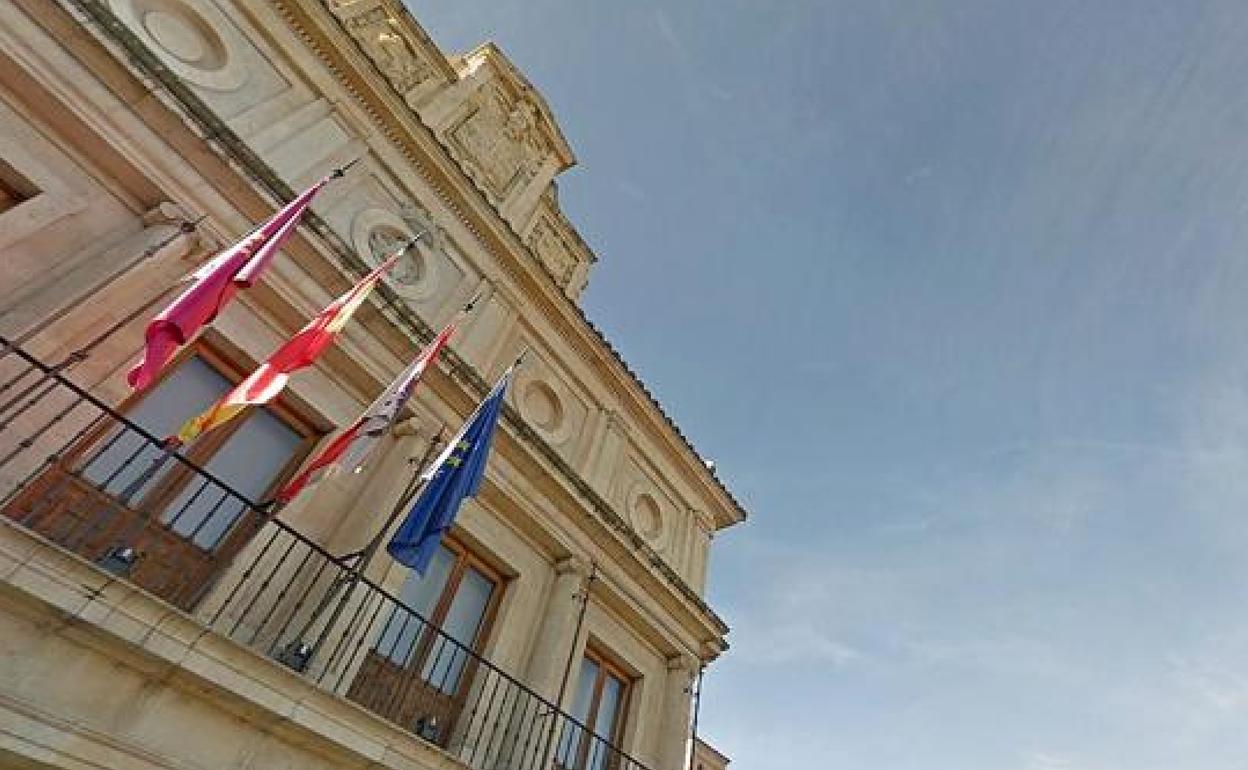 Banderas en el balcón del Ayuntamiento de León. 