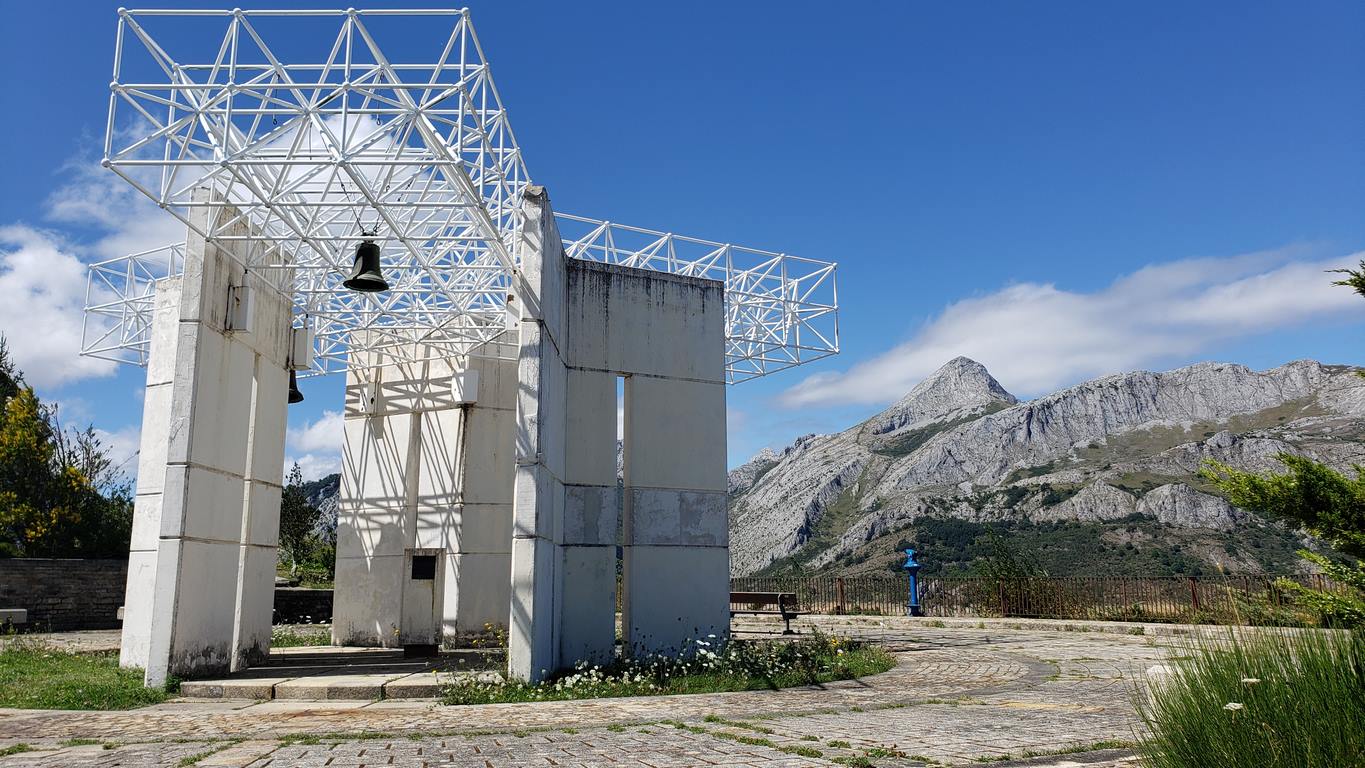 Ubicado junto a la Ermita de Nuestra Señora, en Riaño, el banco ofrece unas privilegiadas vistas sobre el pantano y Picos | El entorno, con las viejas campanas y un 'horreo leonés', completa un escenario idílico. 