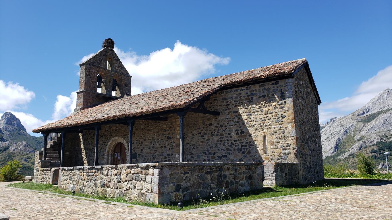 Ubicado junto a la Ermita de Nuestra Señora, en Riaño, el banco ofrece unas privilegiadas vistas sobre el pantano y Picos | El entorno, con las viejas campanas y un 'horreo leonés', completa un escenario idílico. 