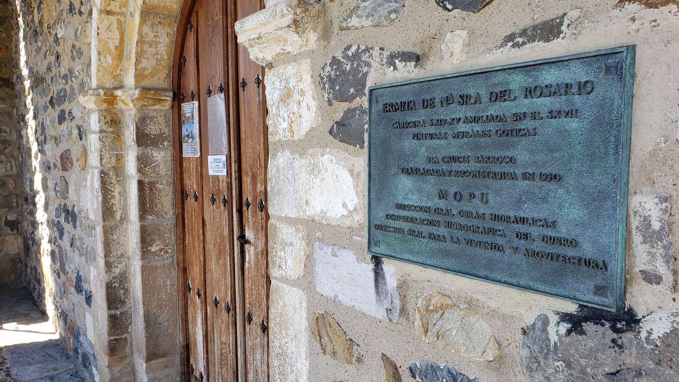 Ubicado junto a la Ermita de Nuestra Señora, en Riaño, el banco ofrece unas privilegiadas vistas sobre el pantano y Picos | El entorno, con las viejas campanas y un 'horreo leonés', completa un escenario idílico. 