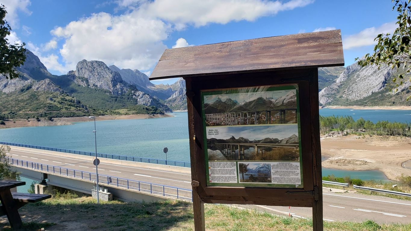 Ubicado junto a la Ermita de Nuestra Señora, en Riaño, el banco ofrece unas privilegiadas vistas sobre el pantano y Picos | El entorno, con las viejas campanas y un 'horreo leonés', completa un escenario idílico. 